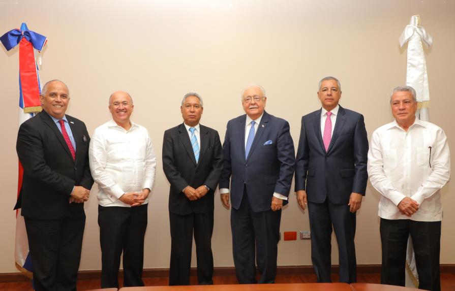 Ministro Isa Conde preside reunión de la Comisión Nacional de Energía