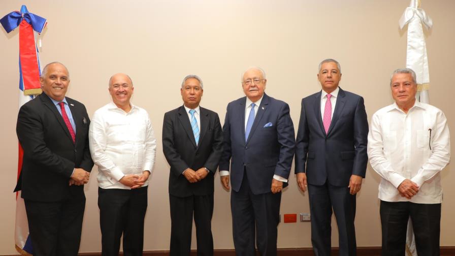 Ministro Isa Conde preside reunión de la Comisión Nacional de Energía