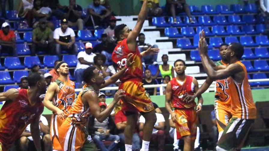  Tribu de Quisqueya vencen a los Bueyes de Guaymate en Baloncesto de La Romana 