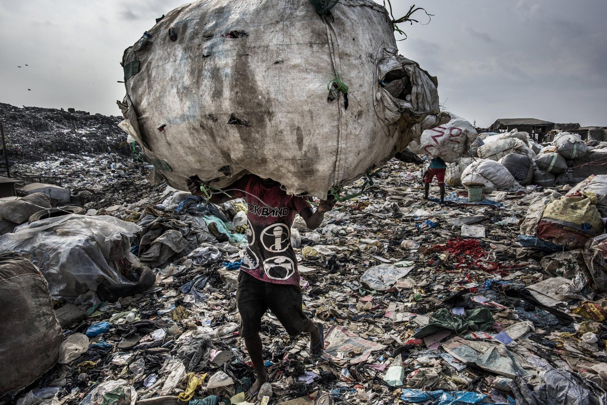 Imagen captada por el fotógrafo Kadir van Lohuizen, ganador del 1er premio de la categoría Environment - Stories. La foto muestra a un hombre mientras carga un enorme lomo de botellas recogidas para su reciclaje en el vertedero de Olusosun en Lagos, Nigeria, el 21 de enero de 2017.