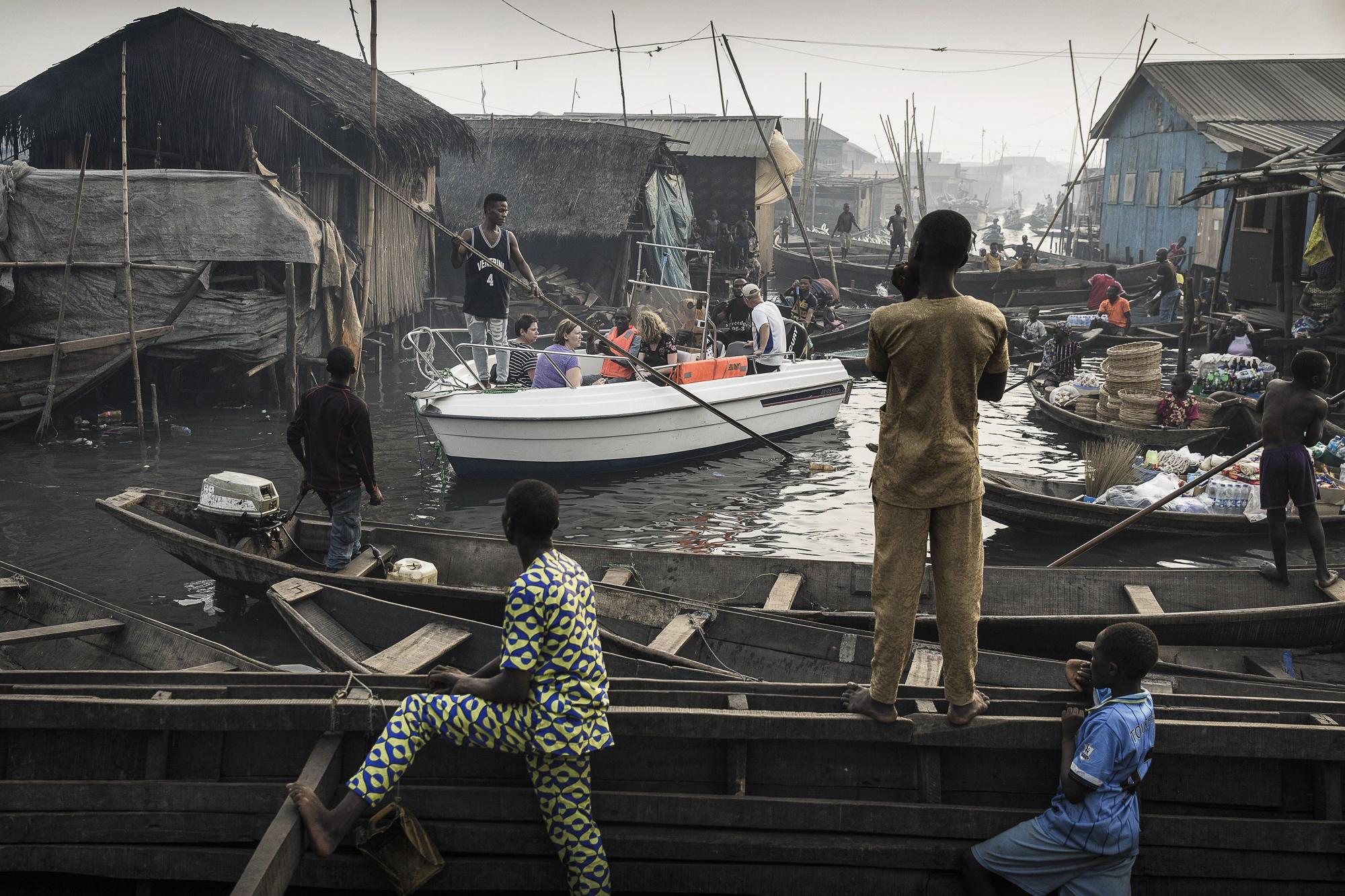 Imagen captada por el fotógrafo Jesco Denzel, ganador del 1er premio de la categoría Contemporary Issues - Singles”. La foto muestra un bote con turistas de Lagos Marina, dirigido a través de los canales de la comunidad de Makoko, un antiguo pueblo de pescadores que se ha convertido en un enorme asentamiento informal a orillas de Lagos Lagoon, Lagos, Nigeria, el 24 de febrero de 2017.
