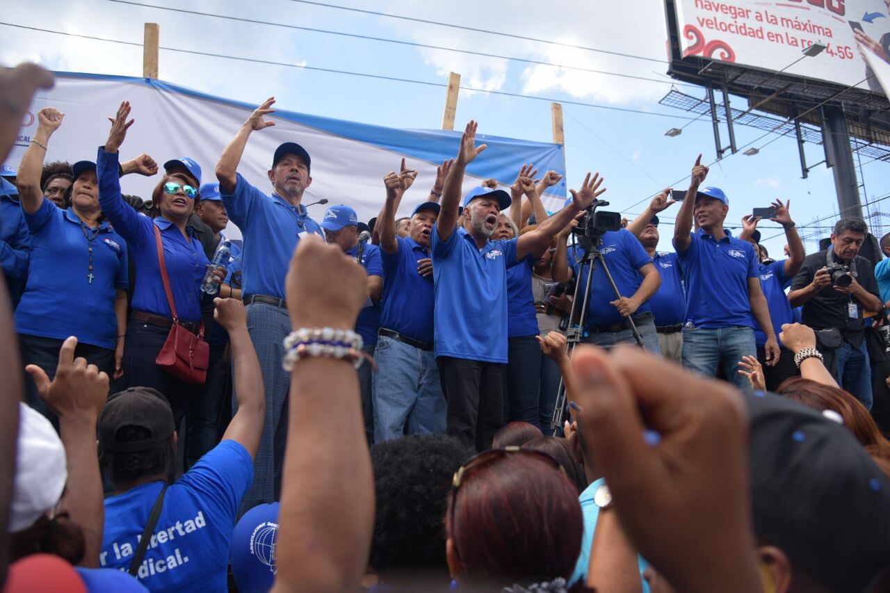 Eduardo Hidalgo habla a los manifestantes (Pedro Bazil)