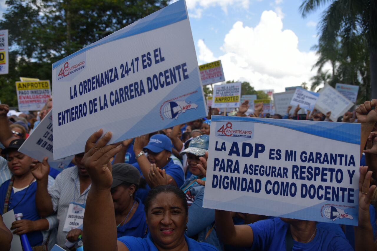 Los maestros llevaron su protesta frente a la sede del Ministerio de Educación (Pedro Bazil)