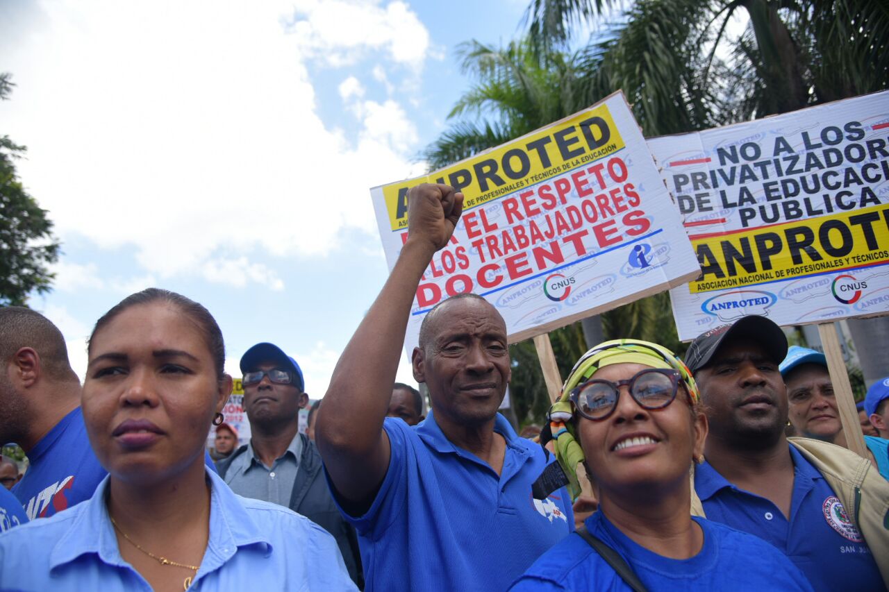 Maestros exigen mejores condiciones laborales ante el Misterio de Educación (Pedro Bazil)
