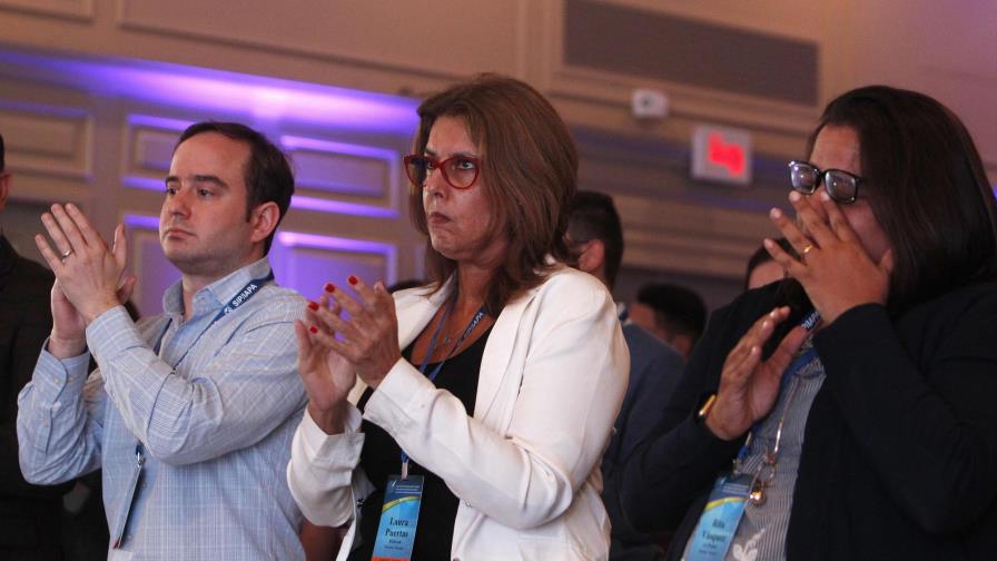 La SIP interrumpe su reunión para aplaudir de pie a periodistas ecuatorianos