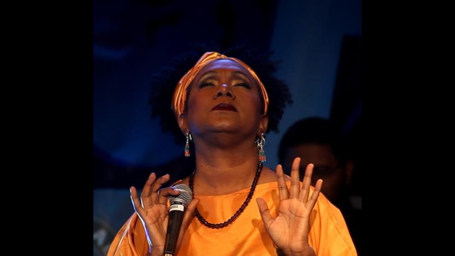 Xiomara aborda temas sociales y autóctonos en álbum “Rosa y Azul”