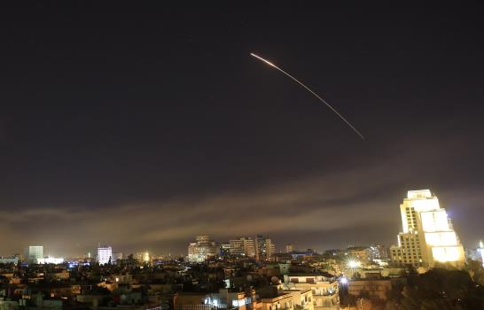 EE.UU. y aliados atacan centro de investigación y depósitos de armas en Siria