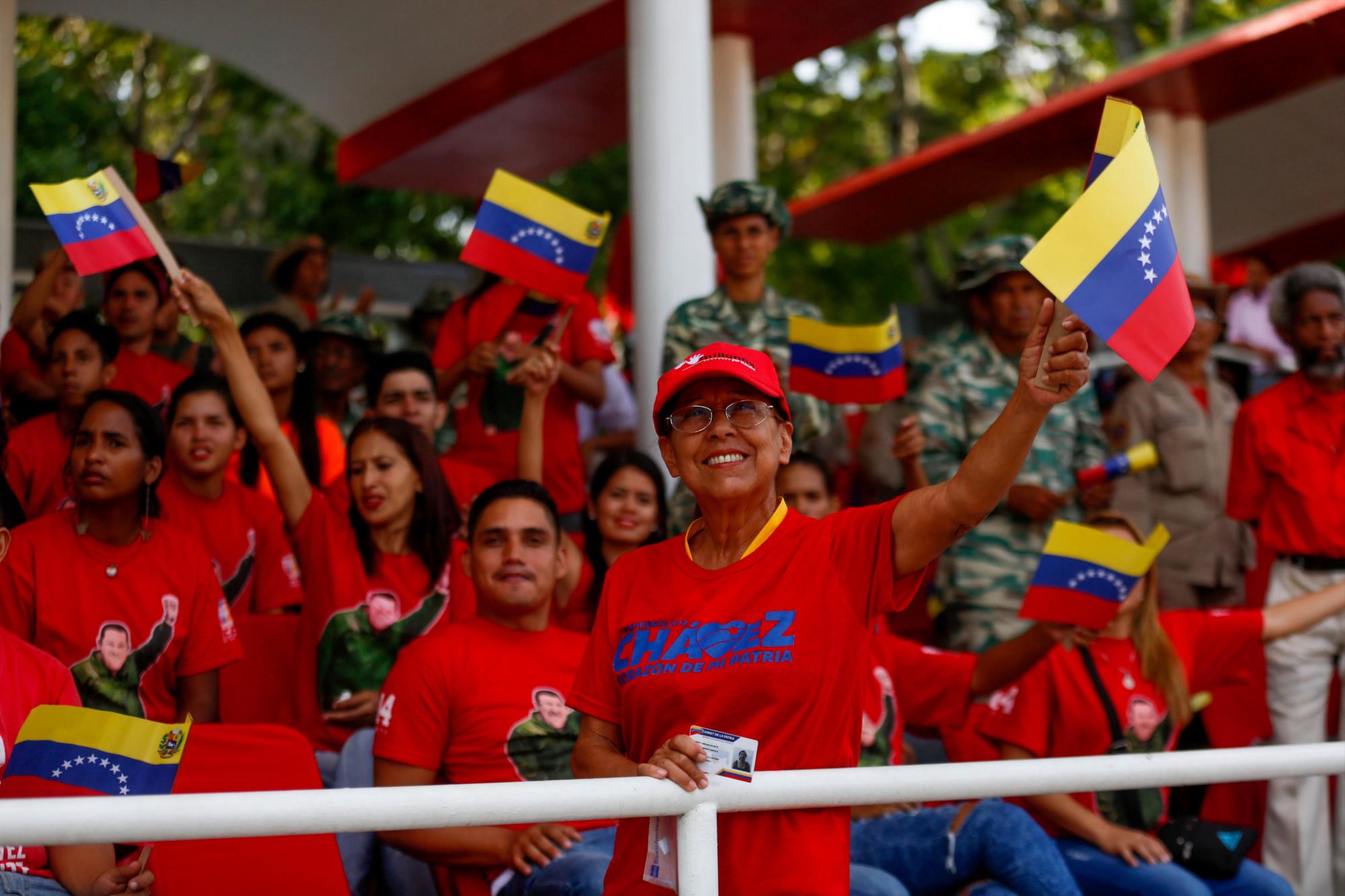Ciudadanos venezolanos participan en un acto militar por el 16 aniversario del regreso al poder de su antecesor en el cargo y padre político, Hugo Chávez (1999-2013), tras un fallido golpe en 2002, hoy, viernes 13 de abril de 2018, en Caracas (Venezuela). EFE/Cristian Hernández