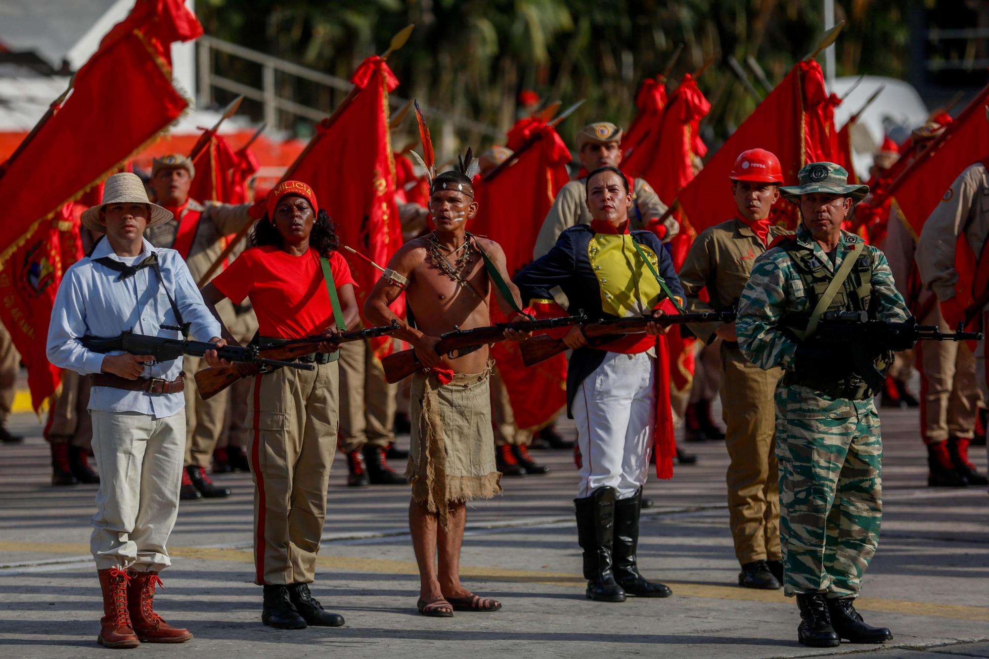 Soldados y milicianos participan en un acto militar por el 16 aniversario del regreso al poder de su antecesor en el cargo y padre político, Hugo Chávez (1999-2013). EFE/Cristian Hernández