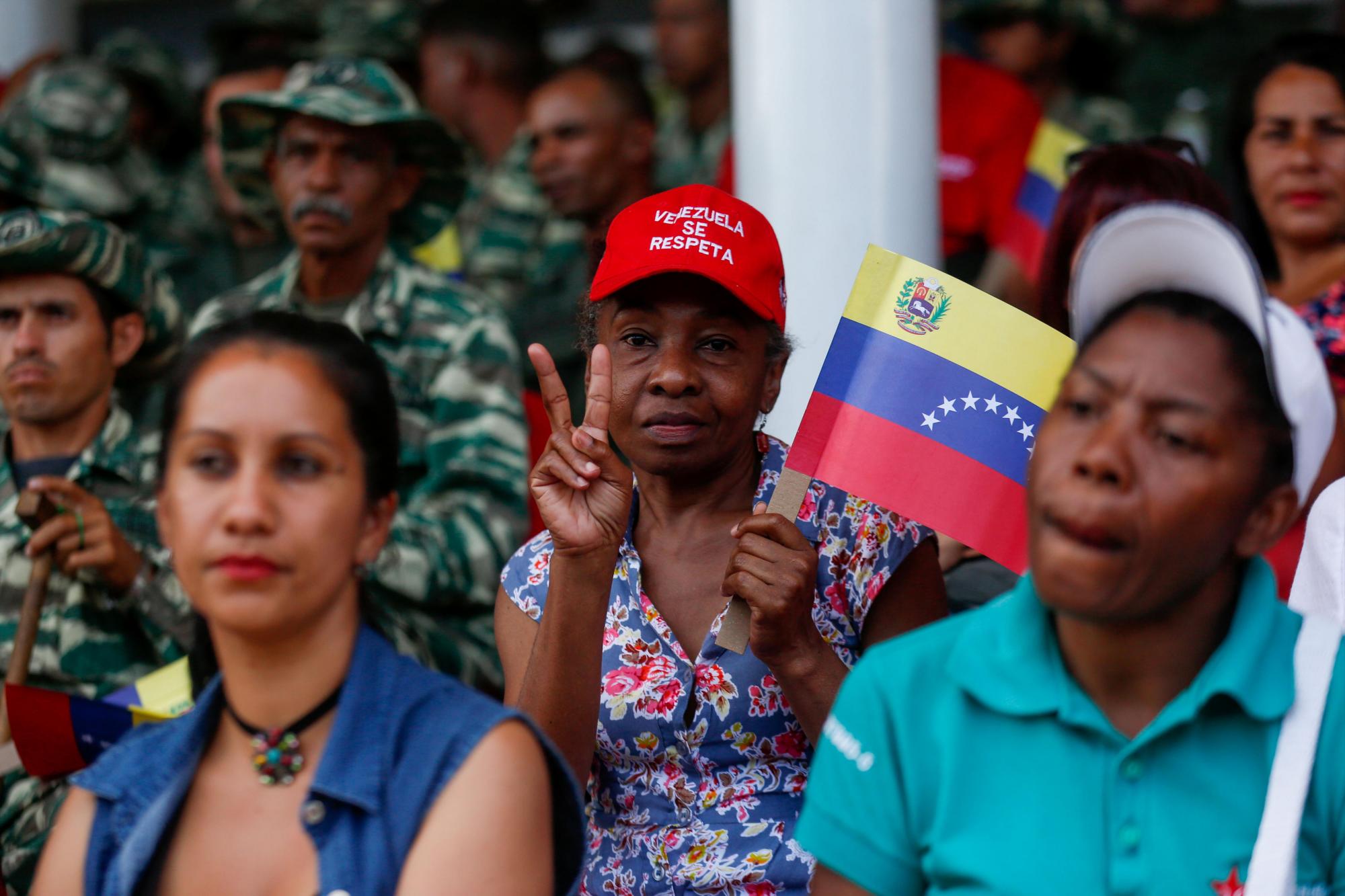 CAR12. CARACAS (VENEZUELA), 13/04/2018.- Ciudadanos participan en un acto militar por el 16 aniversario del regreso al poder de su antecesor en el cargo y padre político, Hugo Chávez (1999-2013), tras un fallido golpe en 2002, hoy, viernes 13 de abril de 2018, en Caracas (Venezuela). EFE/Cristian Hernández