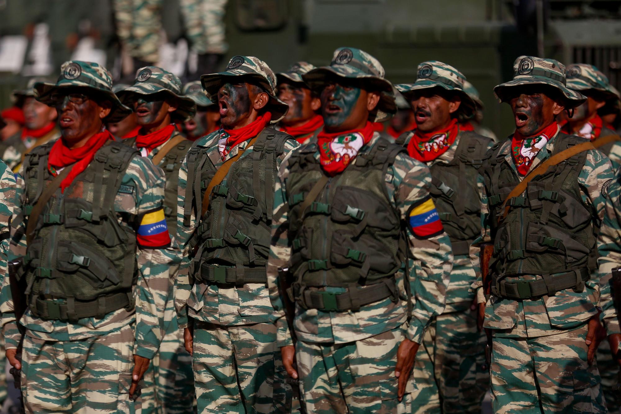 Soldados y milicianos participan en un acto militar por el 16 aniversario del regreso al poder de su antecesor en el cargo y padre político, Hugo Chávez (1999-2013), tras un fallido golpe en 2002, hoy, viernes 13 de abril de 2018, en Caracas (Venezuela). EFE/Cristian Hernández