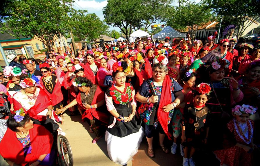 Unas 300 personas vestidas como Frida Kahlo buscan récord mundial 