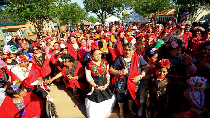 Unas 300 personas vestidas como Frida Kahlo buscan récord mundial Unas 300 personas vestidas como Frida Kahlo buscan récord mundial
