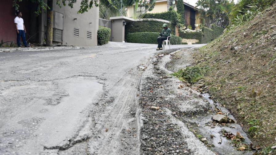 Material de asfalto en calle de Arroyo Hondo hace que conductores pierdan el control en curva Material de asfalto en calle de Arroyo Hondo hace que conductores pierdan el control en curva