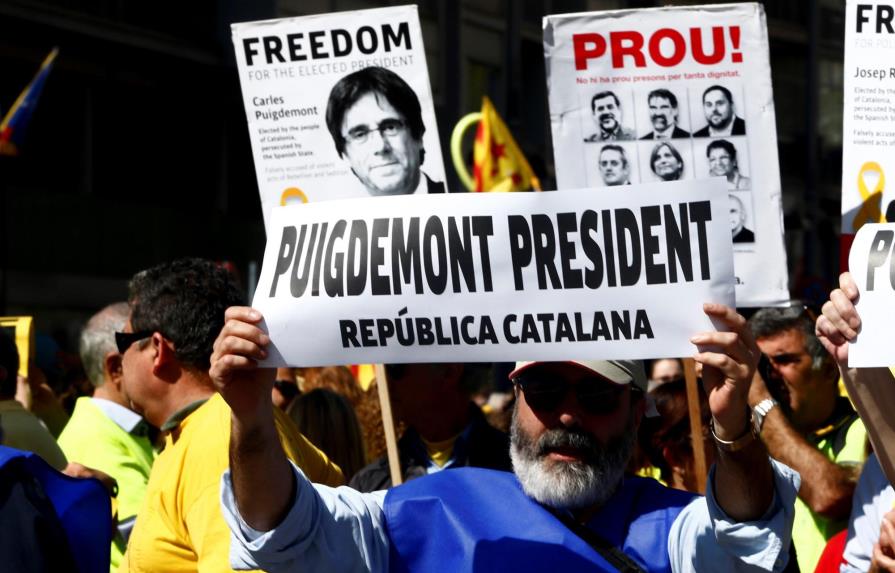 Separatistas catalanes marchan pidiendo libertad de líderes