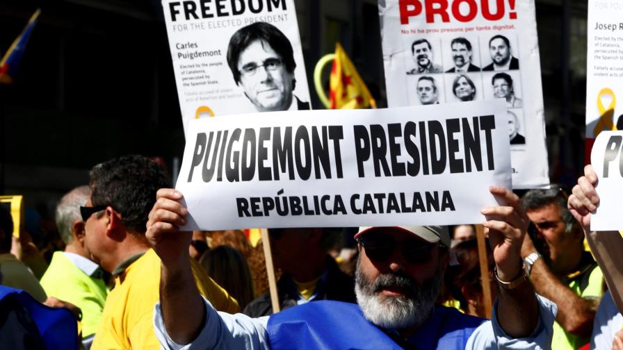 Separatistas catalanes marchan pidiendo libertad de líderes