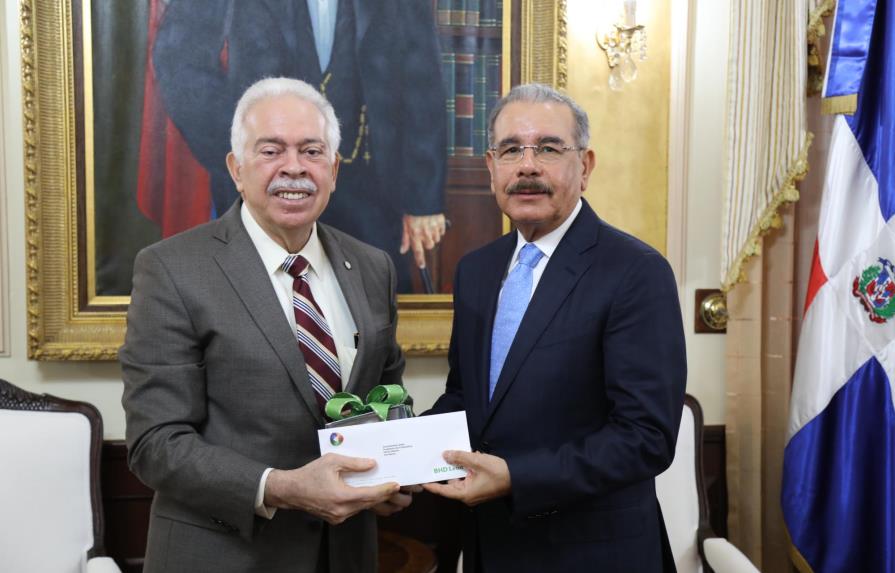 Presidente Medina recibe documental del Banco BHD León