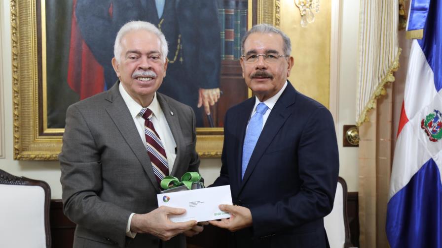 Presidente Medina recibe documental del Banco BHD León