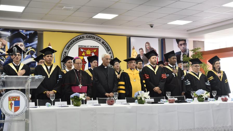 PUCMM gradúa nuevos profesionales