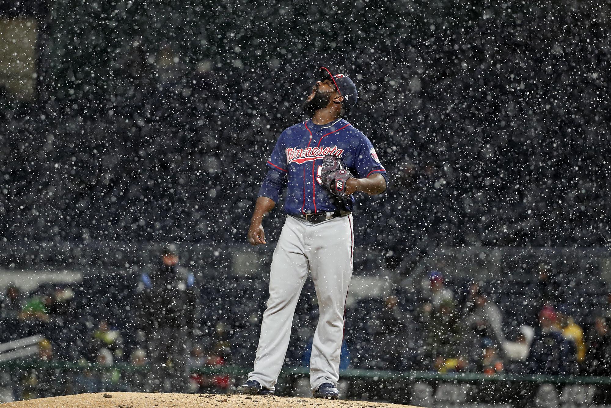 El relevista dominicano de los Mellizos de Minnesota Fernando Rodney lanza en un partido mientras la nieve cae sobre el terreno, el pasado 4 de abril. 