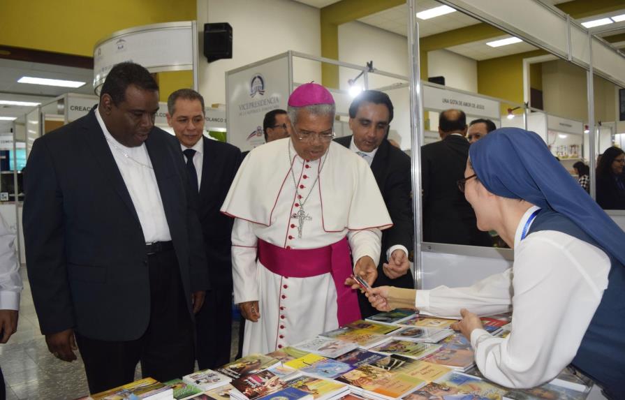 Monseñor Francisco Ozoria deja inaugurada la XXIX Feria del Libro Católico 