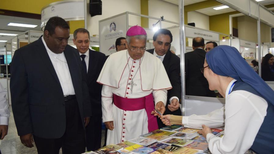 Monseñor Francisco Ozoria deja inaugurada la XXIX Feria del Libro Católico 