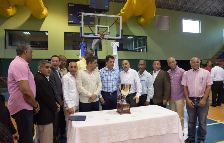 David Collado entrega “Copa de la Ciudad de Santo Domingo” a la ABADINA