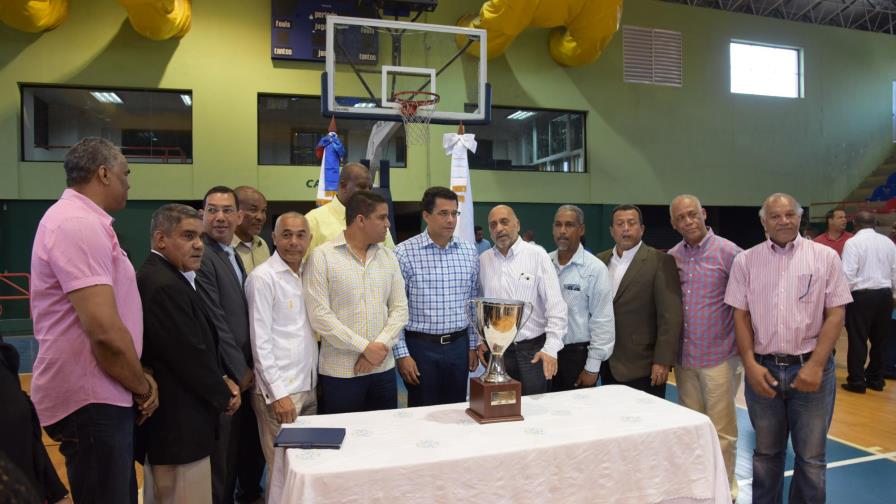 David Collado entrega “Copa de la Ciudad de Santo Domingo” a la ABADINA