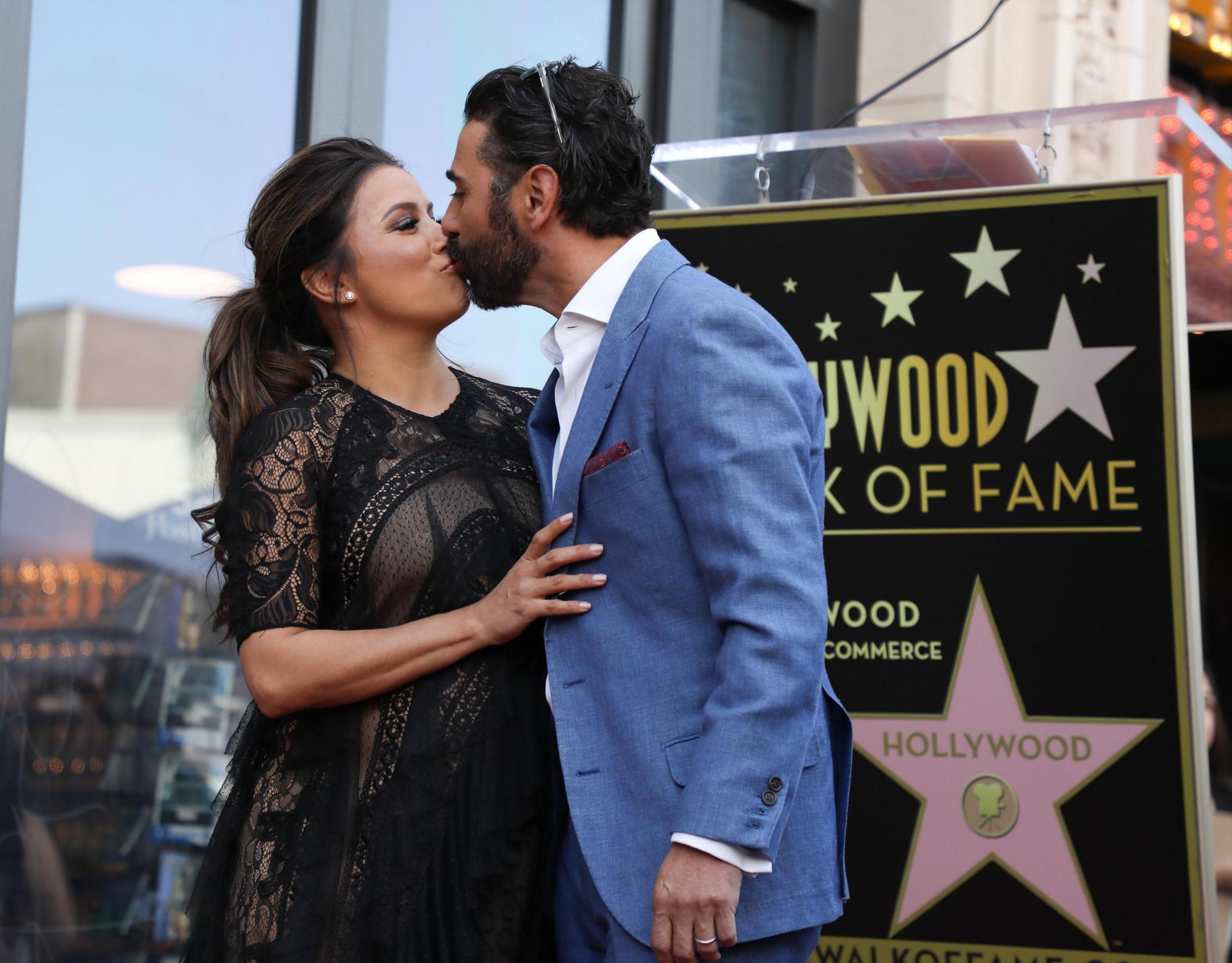 La actriz estadounidense Eva Longoria (i) posa junto a su esposo, Jose Baston, sobre la estrella que recibió en el Paseo de la Fama en Hollywood (EE.UU.). Longoria obtuvo la estrella No. 2,634 del Paseo de la Fama en la categoría de televisión. 