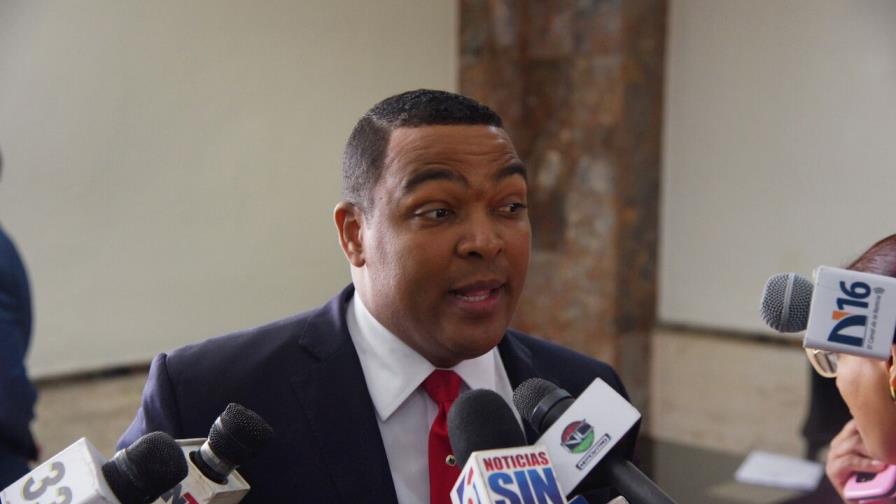 Diputado afirma “hombre del maletín” influenciaría en aprobación de primarias abiertas