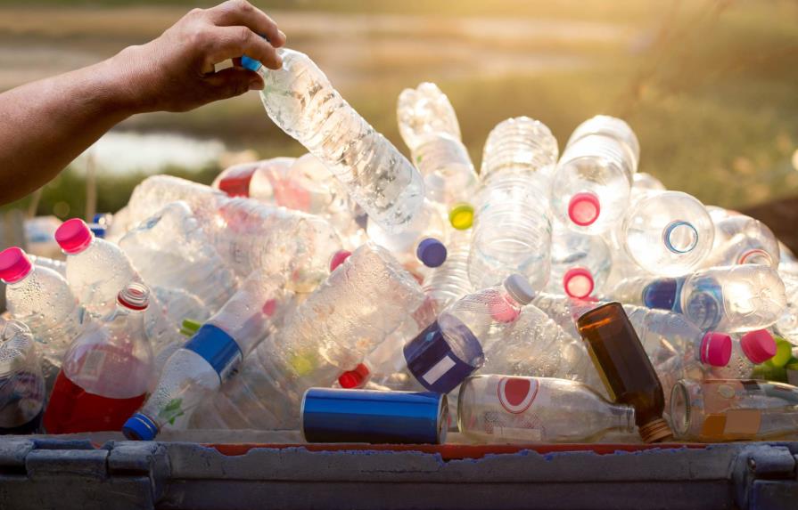 Diseñan en laboratorio una enzima que se “come” las botellas de plástico 