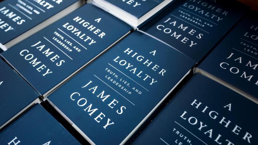 Comey esquiva las críticas mientras su libro es superventas en Amazon Comey esquiva las críticas mientras su libro es superventas en Amazon
