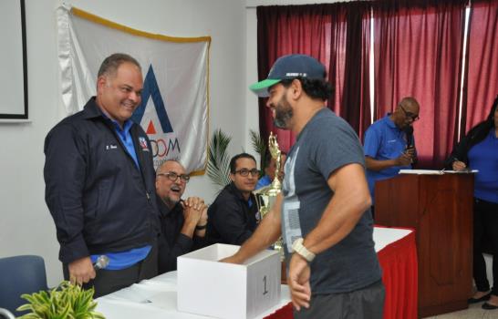 Indotel e IDAC abren IV torneo gubernamental de sóftbol