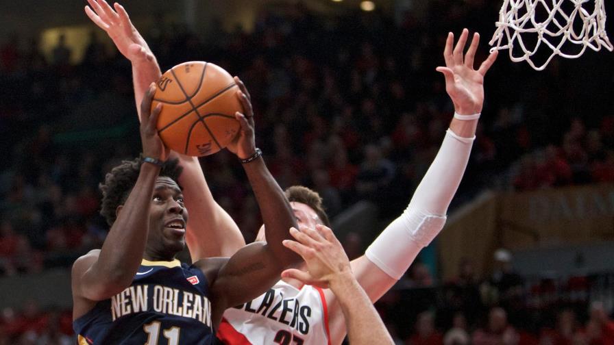 Holiday anota 33, Pelicans ganan y adelantan 2-0 a Blazers