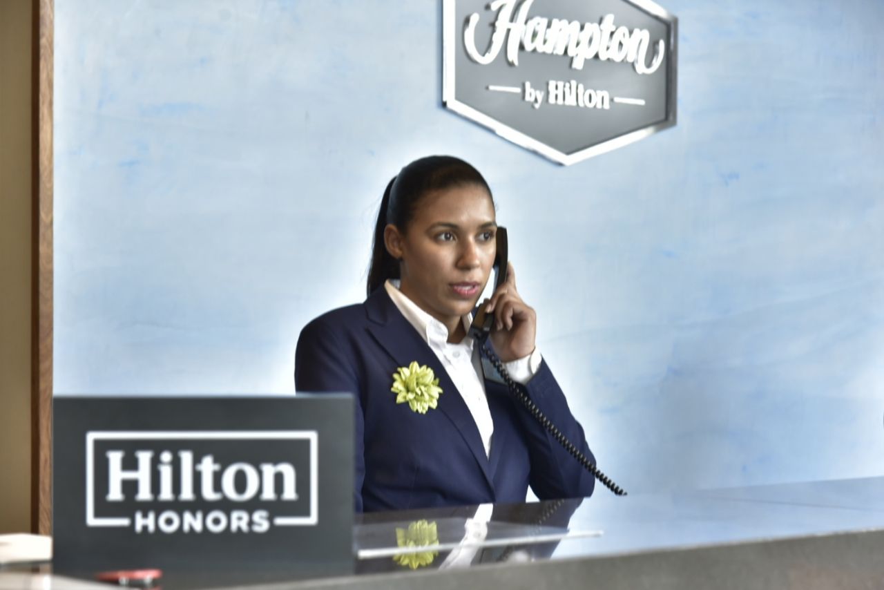 Recepción del hotel Hampton by Hilton Santo Domingo Airport.