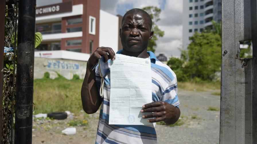 Jean Claude, el vendedor de frutas, se levantó hoy con el pie izquierdo Jean Claude, el vendedor de frutas, se levantó hoy con el pie izquierdo
