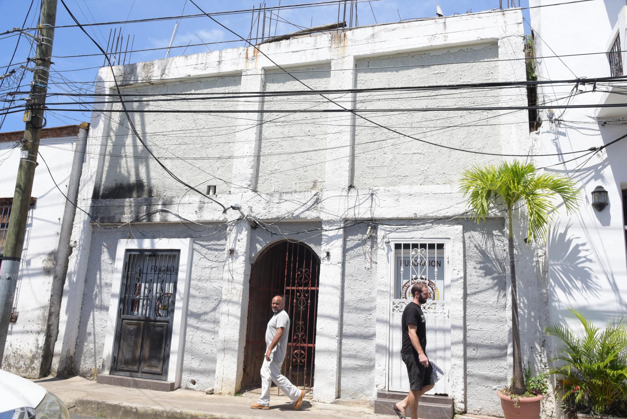 Este es el hotel que reclama la edificación de al lado (José Justo Féliz) 