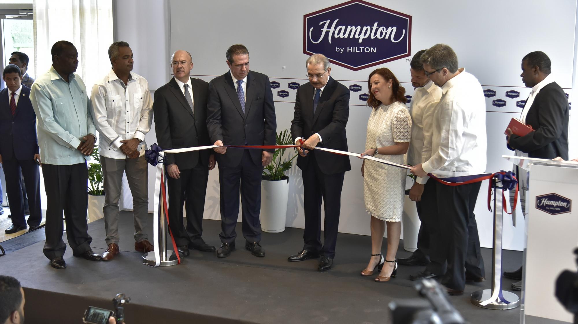 El presidente Danilo Medina cortó la cinta.