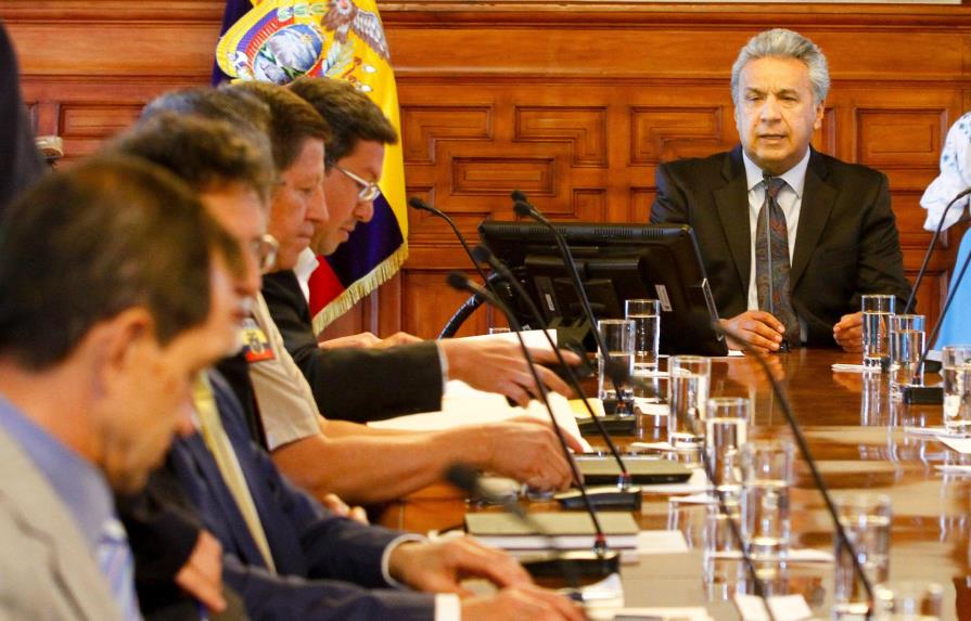 Presidente de Ecuador ordena frenar diálogos con guerrilla colombiana en su país
