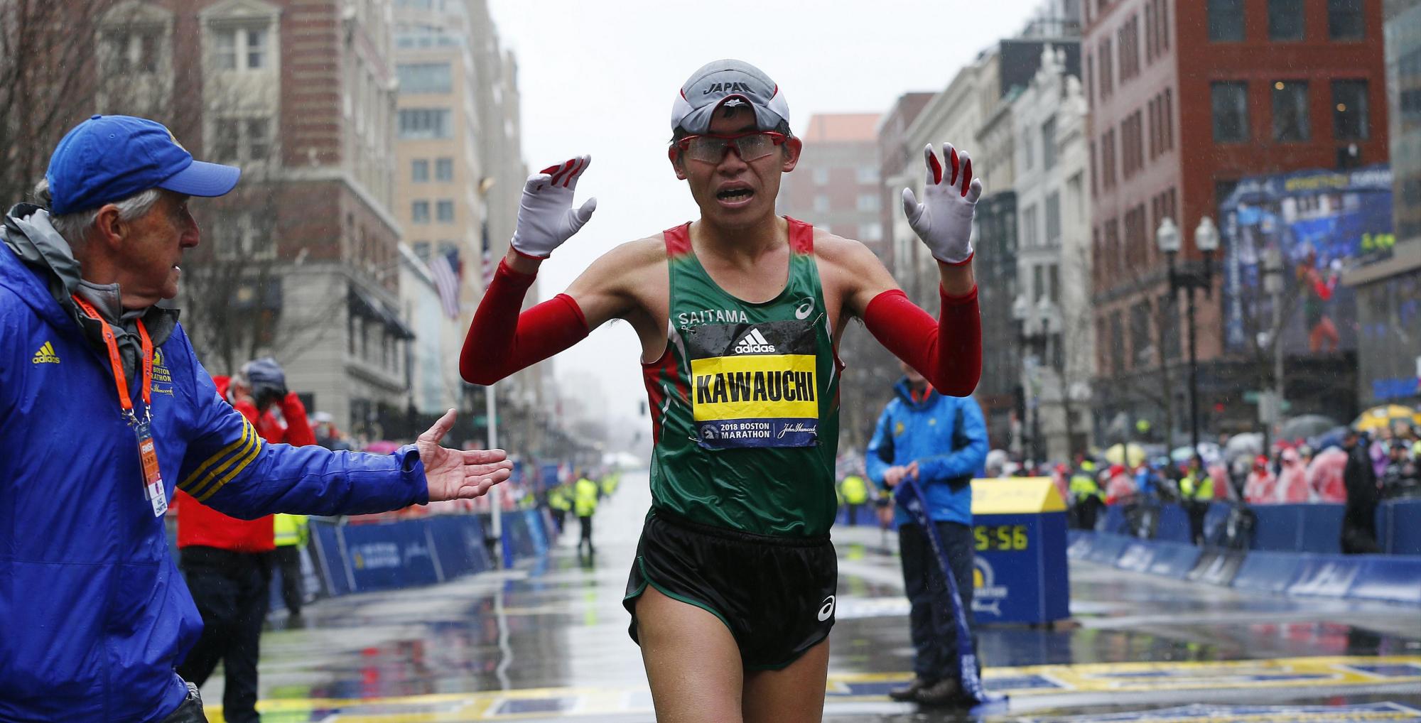El japonés Yuki Kawauchi cruza la línea de meta para ganar la edición número 122 del Maratón de Boston, Massachusetts, EE.UU., el 16 de bril del 2018.