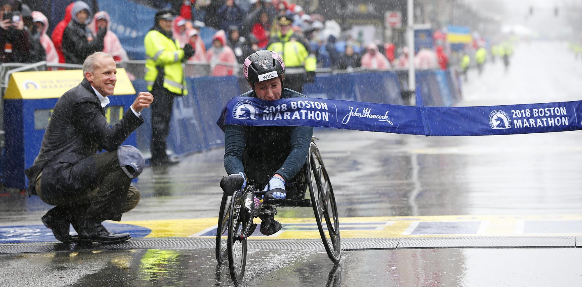 La estadounidense Tatyana McFadden cruza la línea de meta para ganar la prueba de silla de ruedas de la edición número 122 del Maratón de Boston, Massachusetts, EE.UU., el 16 de abril del 2018.