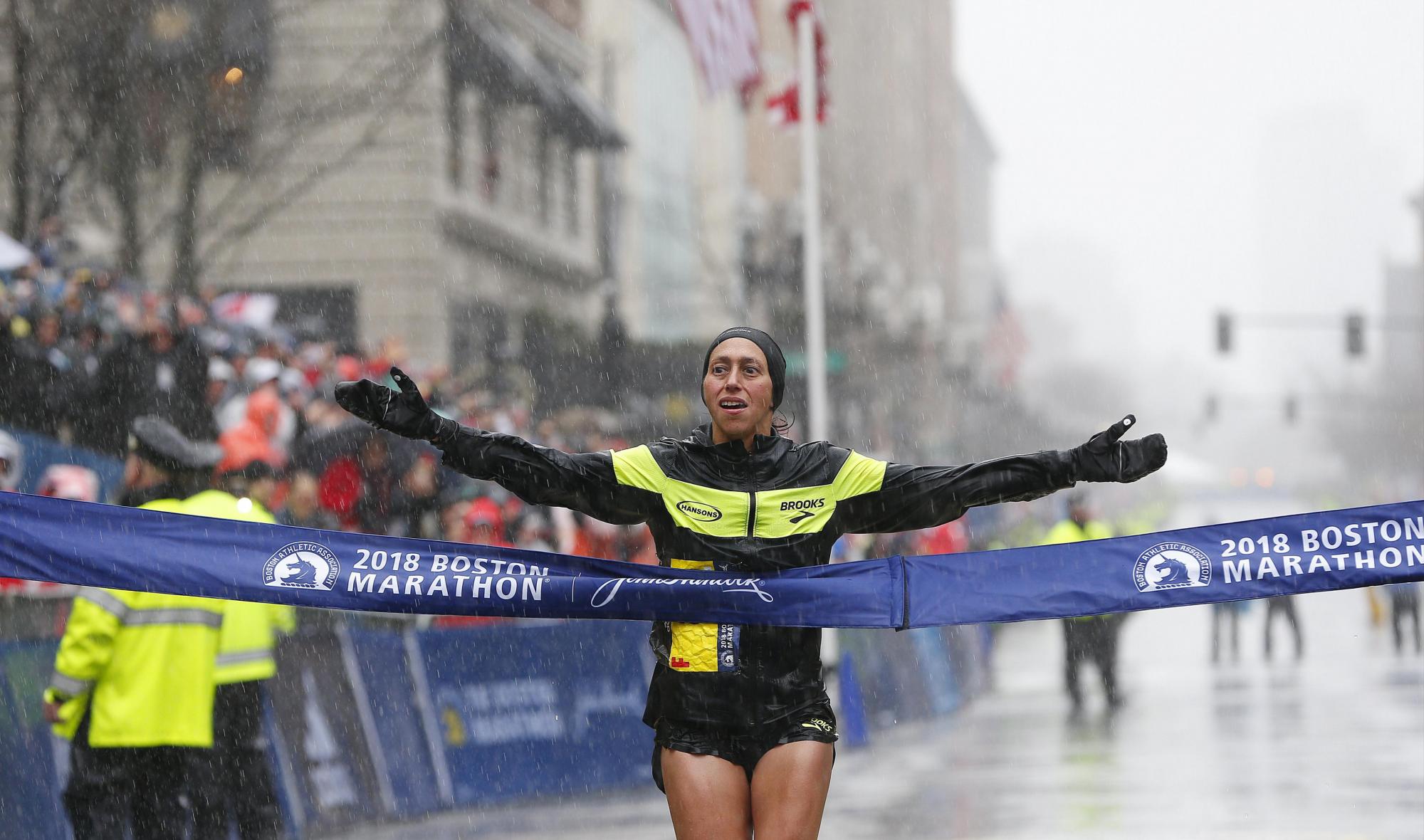 La estadounidense Des Linden cruza la línea de meta para ganar la edición número 122 del Maratón de Boston, Massachusetts, EE.UU., el 16 de abril del 2018. 