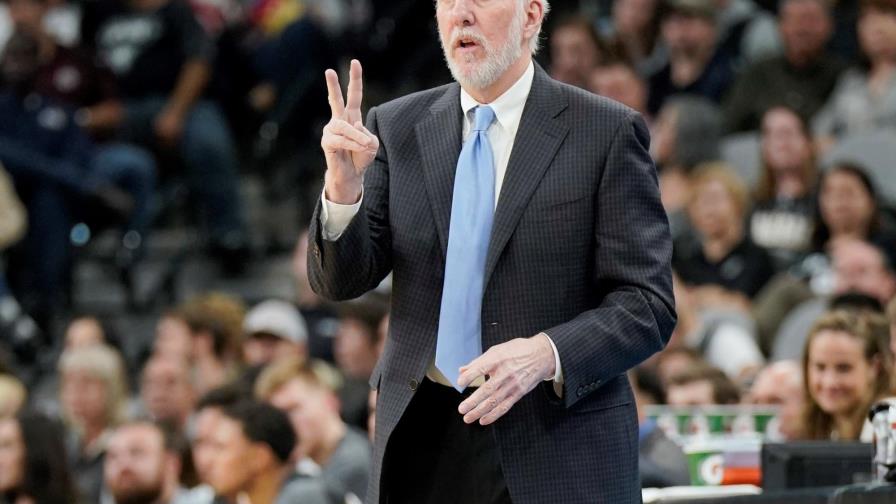Popovich no dirigirá 3er partido tras deceso de esposa Popovich no dirigirá 3er partido tras deceso de esposa