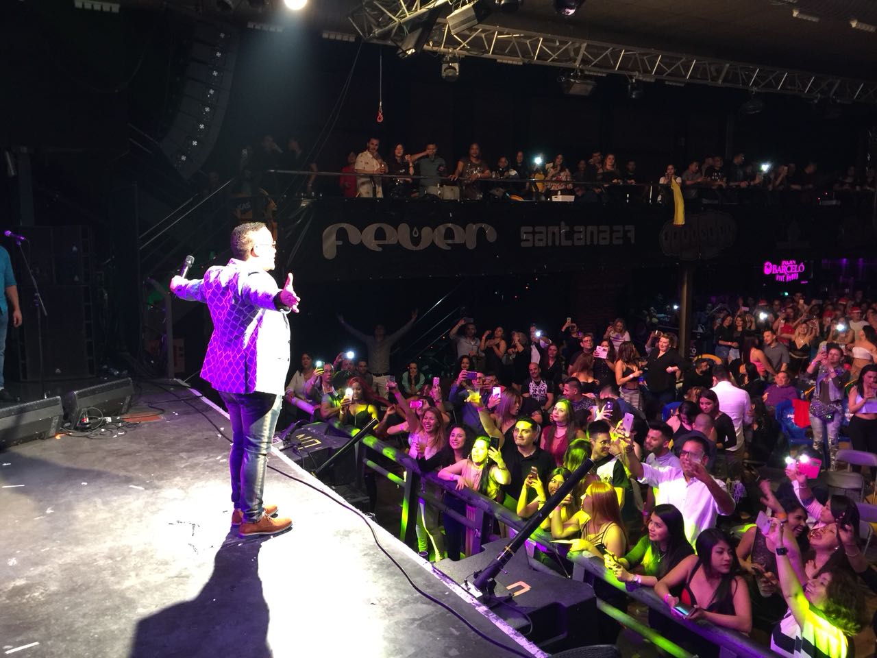 Héctor Acosta junto a su público