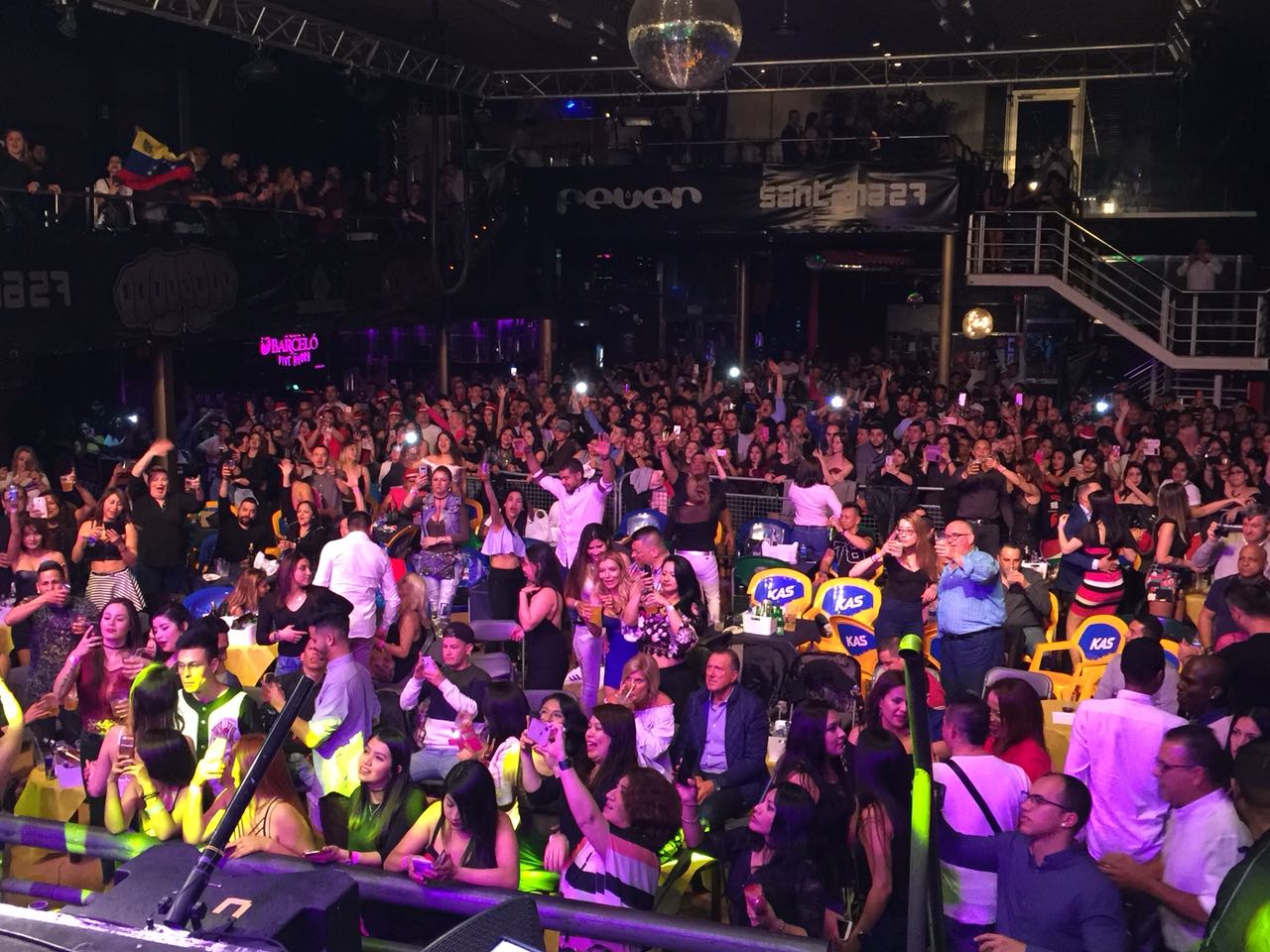 La multitud disfrutó sus bachatas y merengues