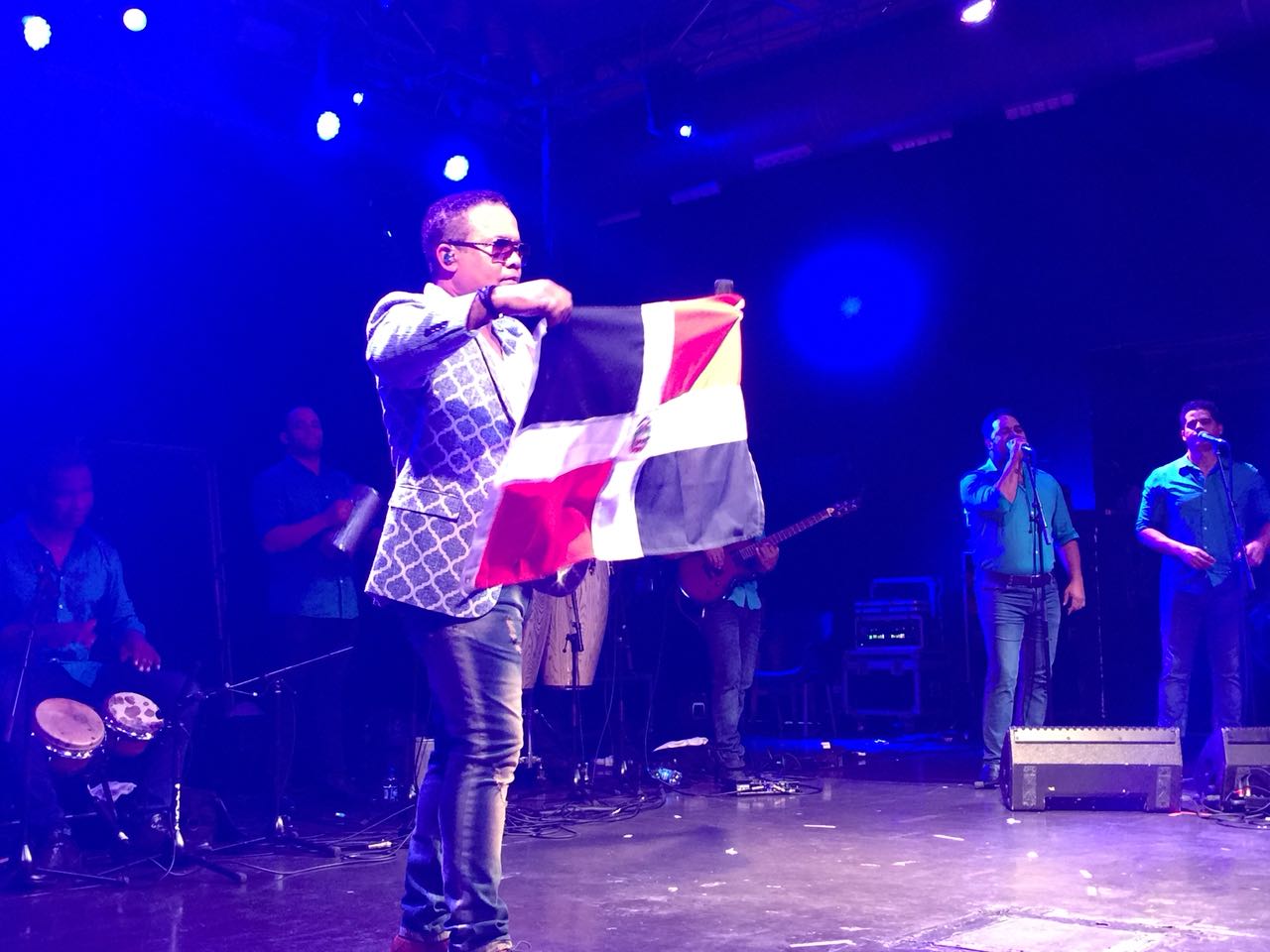 El público le entregó la bandera nacional en una de sus presentaciones