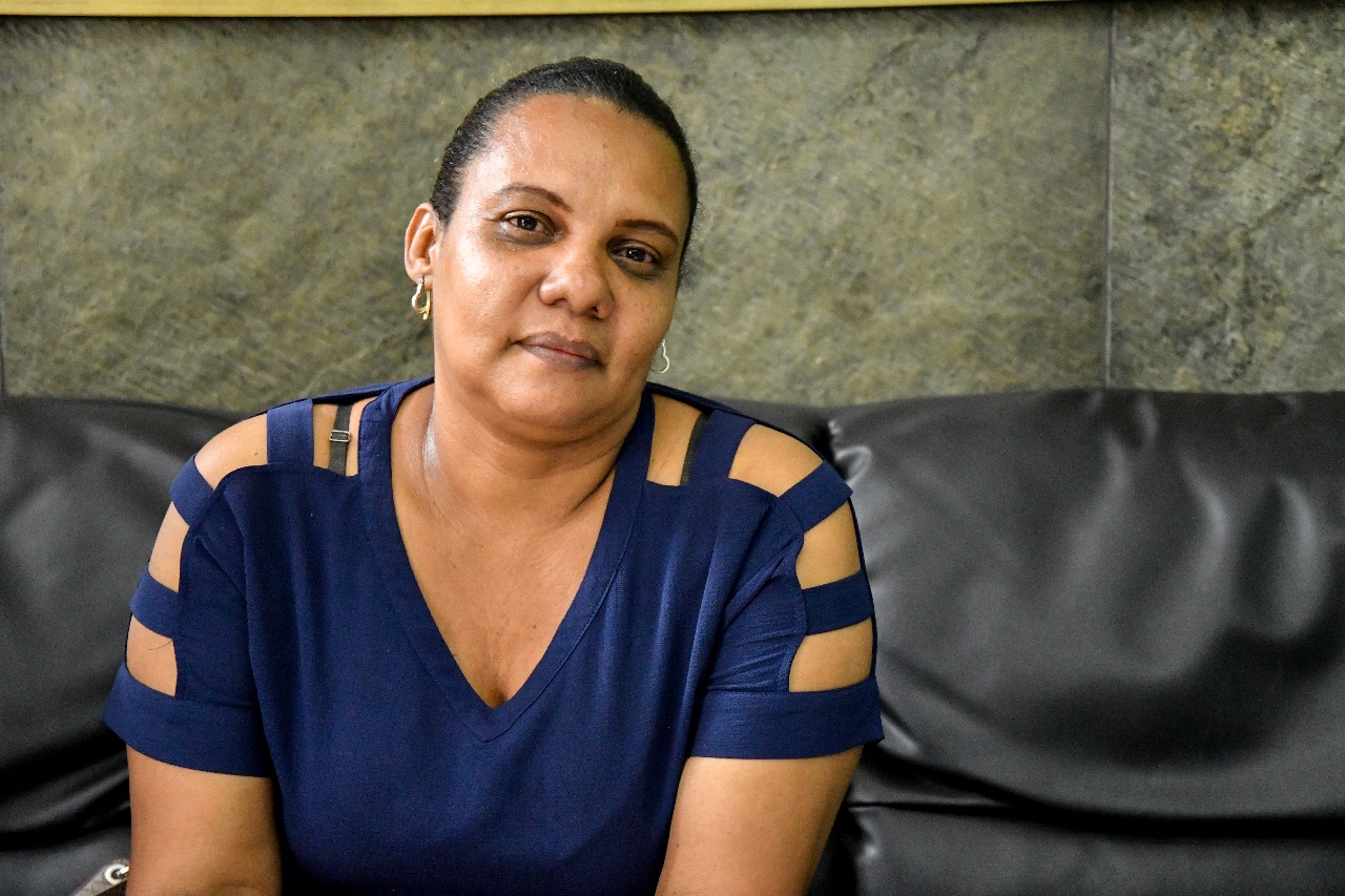 La señora Jocelyn De Oleo, madre de la niña Laura Contreras, de 11 años, quien padece parálisis cerebral infantil.