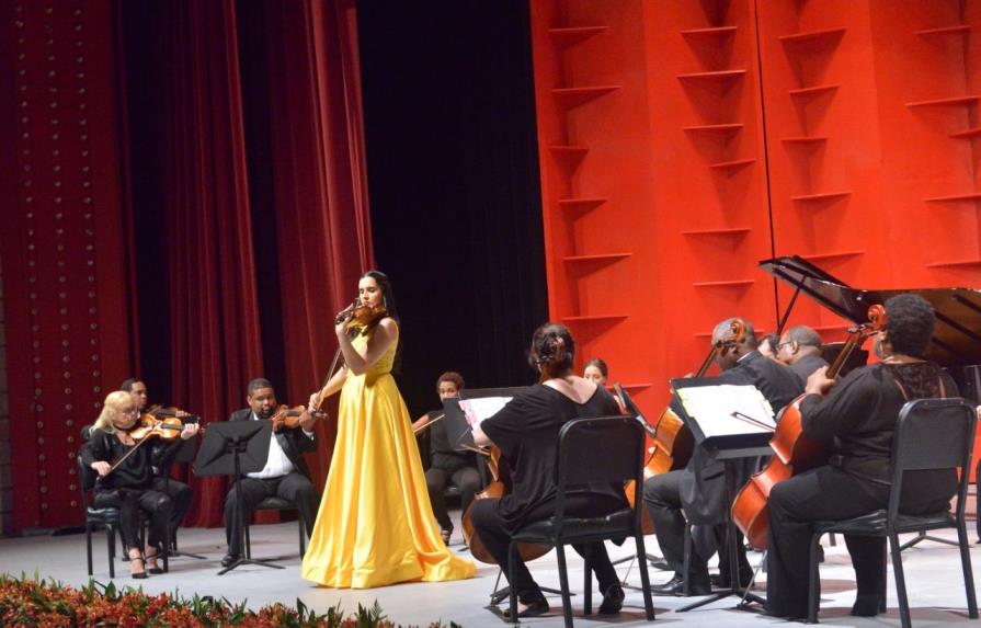Santiago y Puerto Plata aplauden a la violinista Aisha Syed