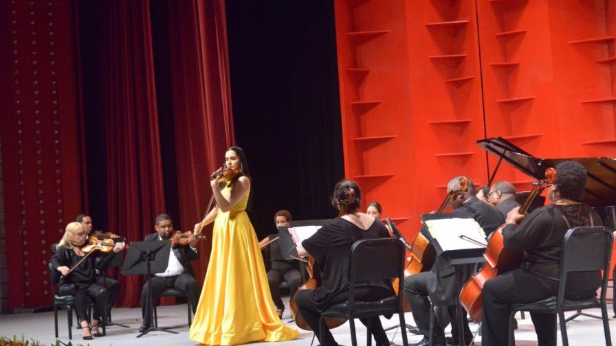 Santiago y Puerto Plata aplauden a la violinista Aisha Syed