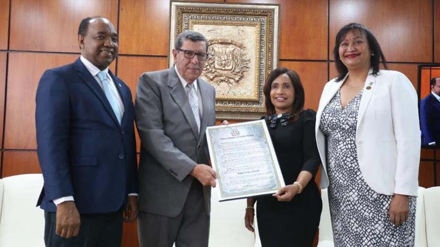 Cámara de Diputados entrega reconocimiento al profesor universitario Rafael Núñez Grassals